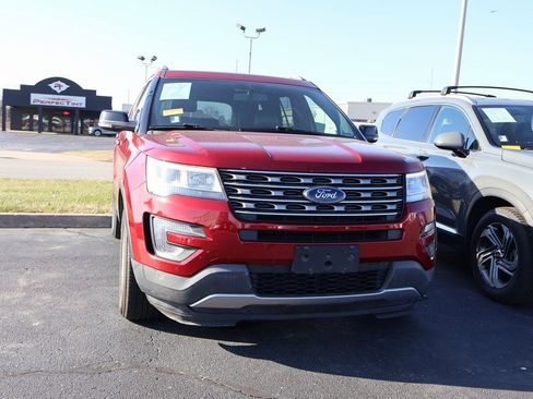 Used 2017 Ford Explorer XLT w/ Equipment Group 202A image 6