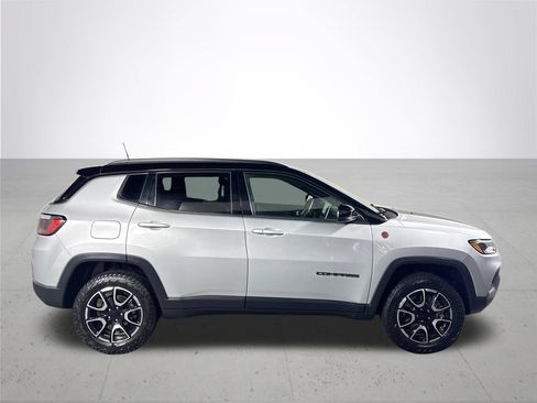 Used 2024 Jeep Compass Trailhawk AWD/4WD image 5