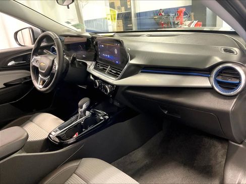 Used 2025 Chevrolet Trax LT w/ LT Convenience Package FWD image 14