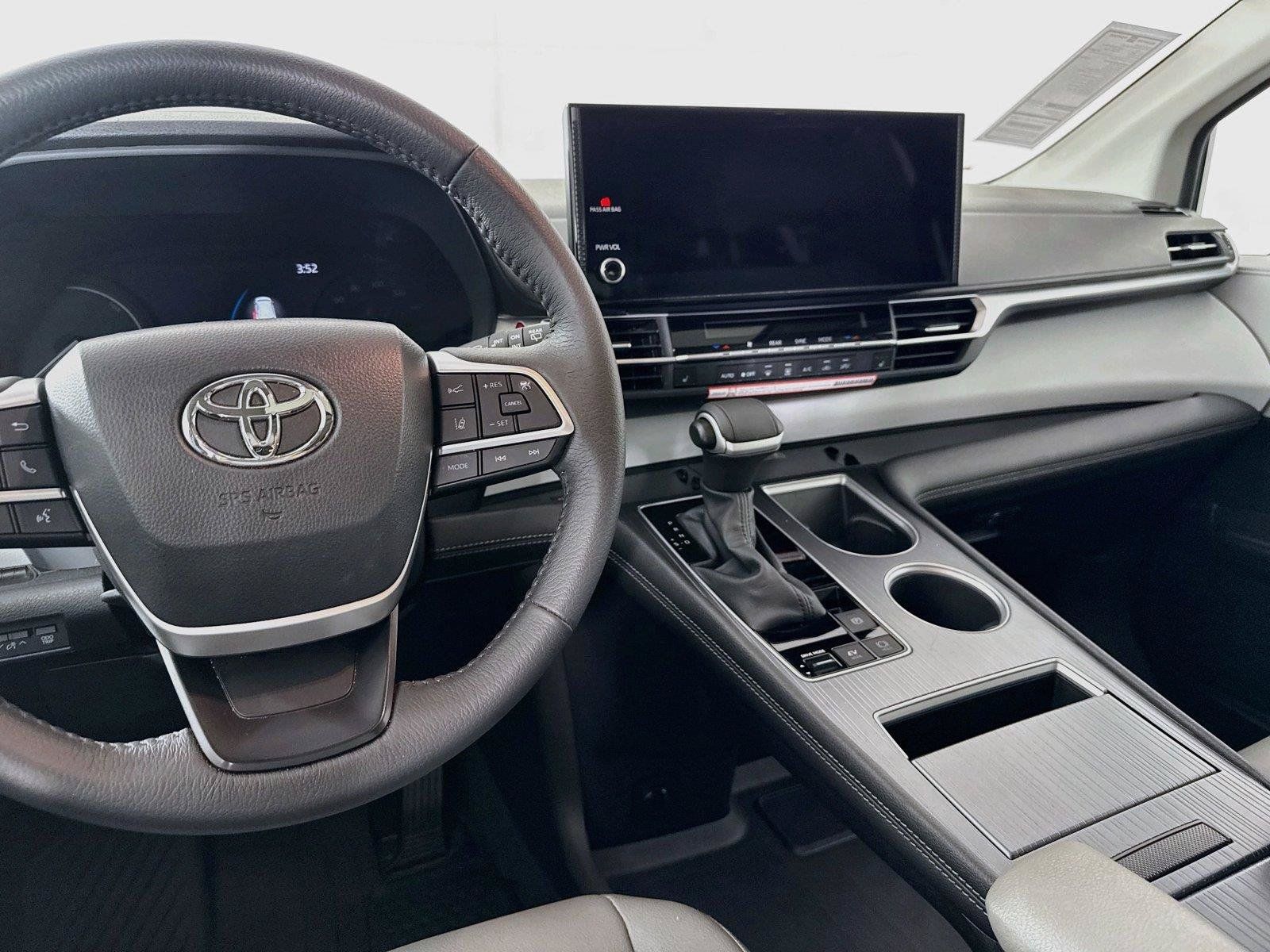 Certified 2026 Toyota Sienna XLE FWD image 33