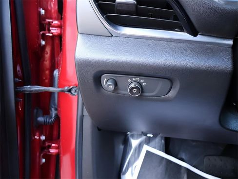 Used 2023 Chevrolet Traverse LT image 38