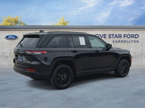 Used 2025 Jeep Grand Cherokee Altitude AWD/4WD image 8