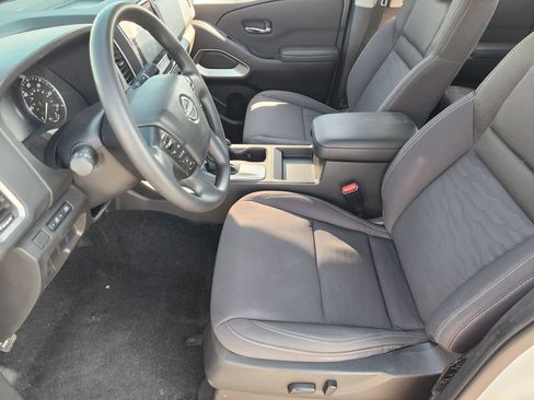 Used 2024 Nissan Frontier SV RWD image 9