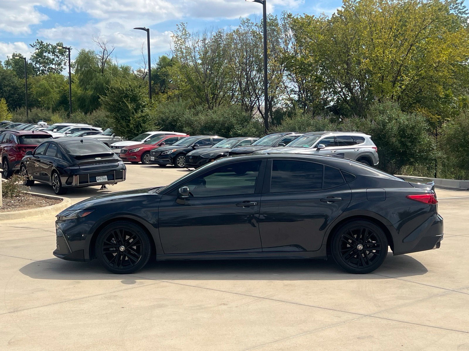 Used 2025 Toyota Camry SE w/ Convenience Package FWD image 4