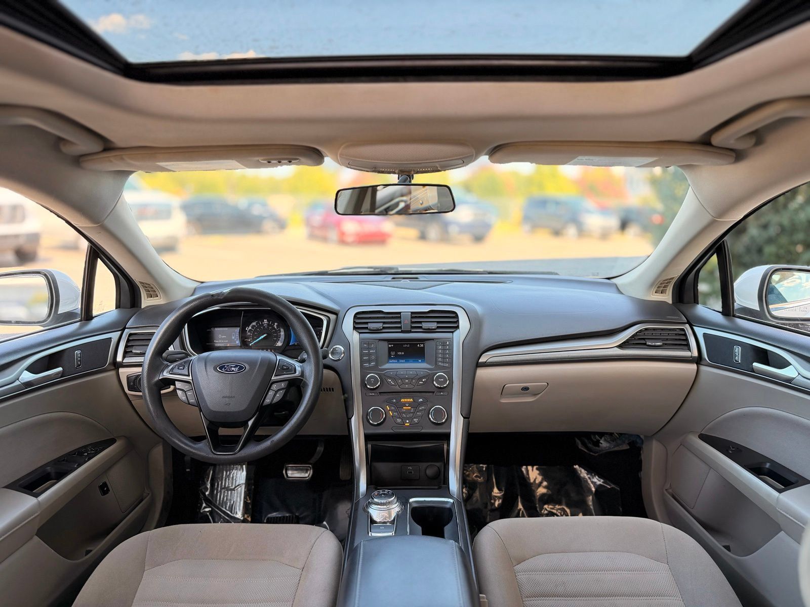Used 2017 Ford Fusion SE FWD image 2