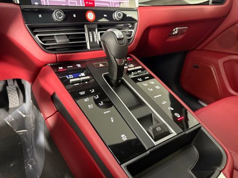 Certified 2025 Porsche Macan S image 33