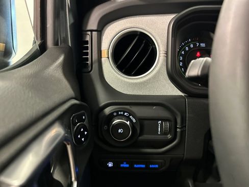 Used 2025 Jeep Wrangler Unlimited Sahara AWD/4WD image 19