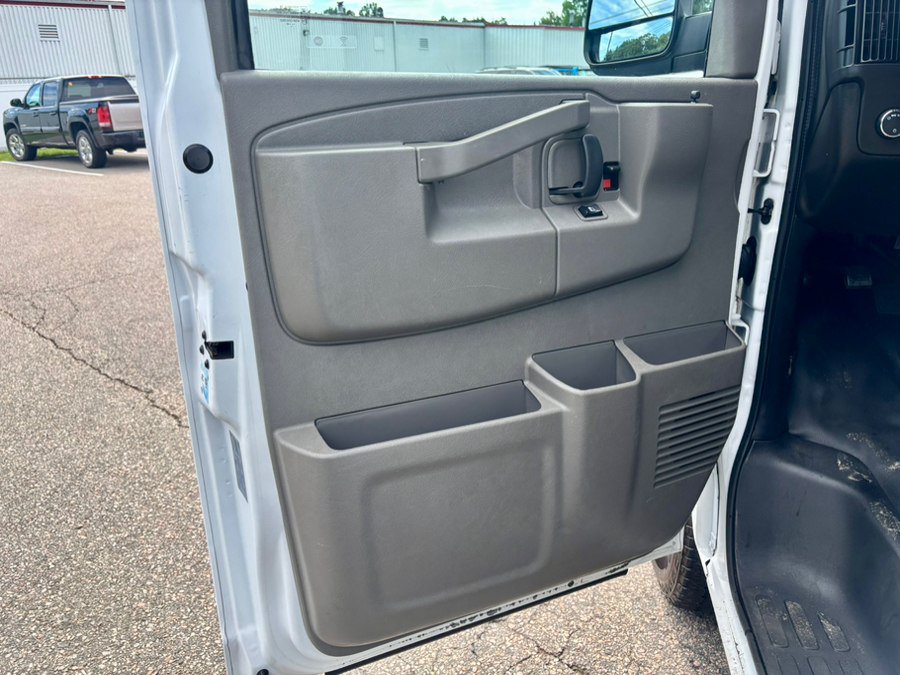 Used 2022 Chevrolet Express 2500 w/ Driver Convenience Package RWD image 9