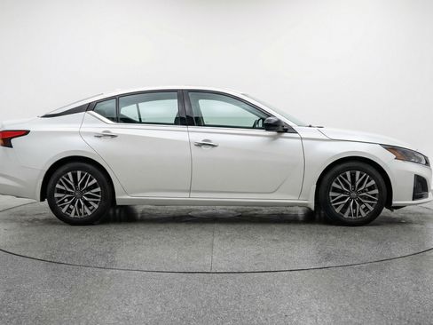 Used 2025 Nissan Altima 2.5 SV image 11