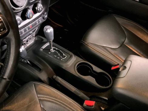 Used 2017 Jeep Wrangler Unlimited Sahara w/ Connectivity Group image 17