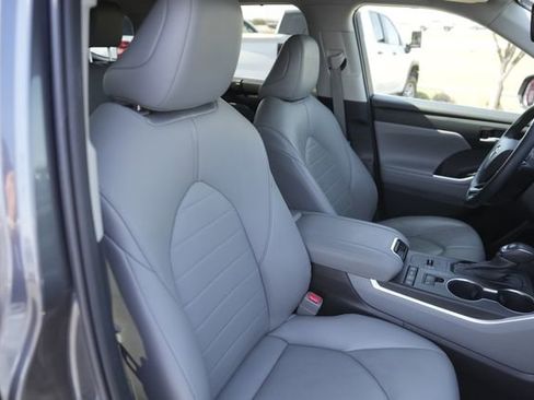 Used 2021 Toyota Highlander XLE image 20