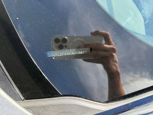 Used 2019 Land Rover Range Rover Velar R-Dynamic SE image 25