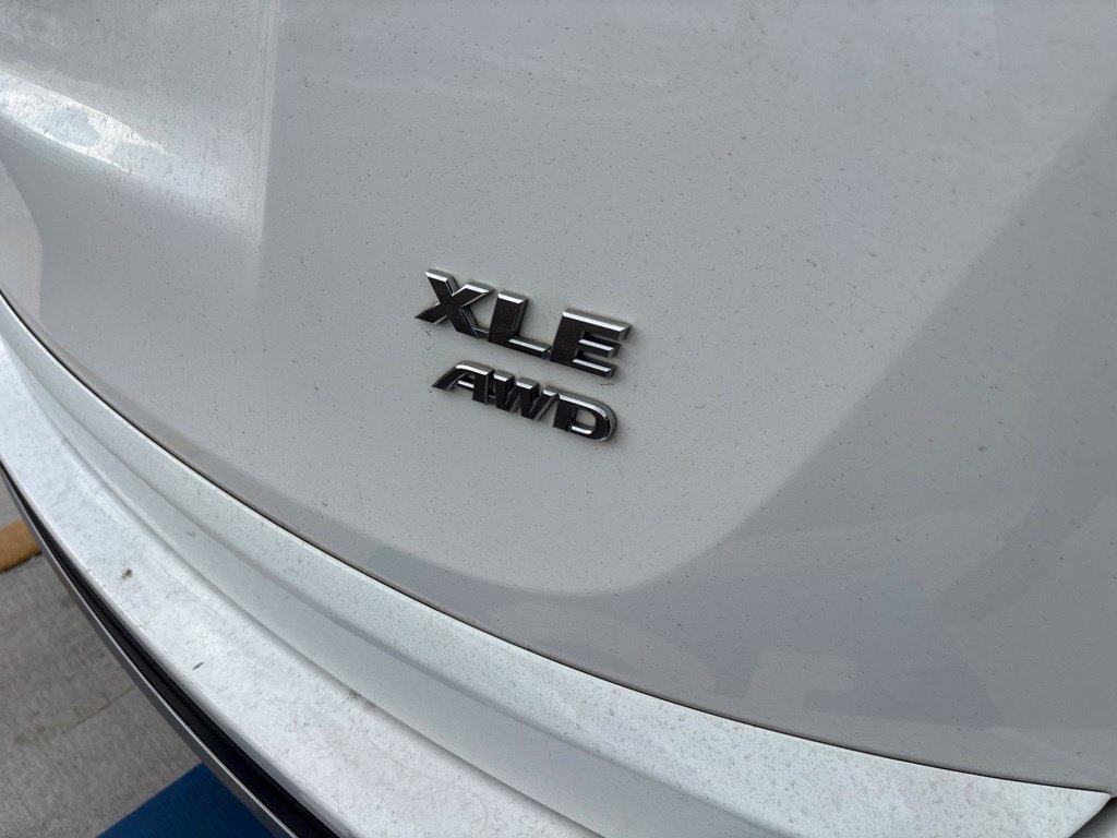 Used 2017 Toyota RAV4 XLE w/ Carpet Mat Package AWD/4WD image 18