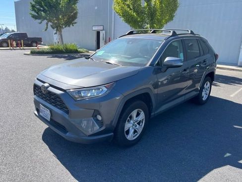 Used 2020 Toyota RAV4 XLE w/ Carpet Mat Package FWD image 3