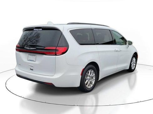 Used 2022 Chrysler Pacifica Touring-L image 4