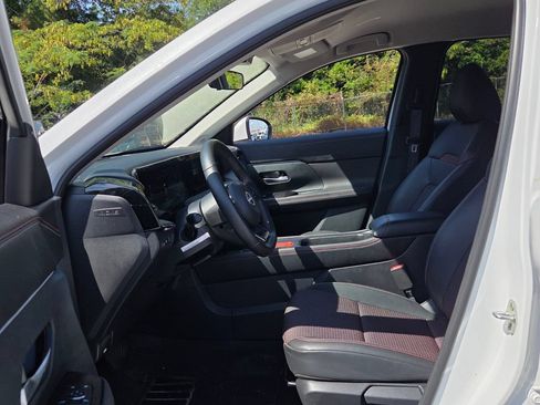 Used 2025 Nissan Kicks SR FWD image 3