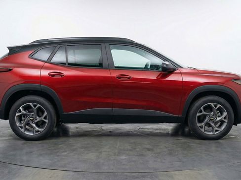 Used 2025 Chevrolet Trax LT FWD image 11