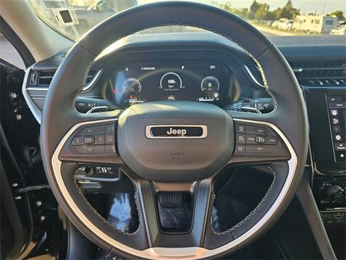 Used 2023 Jeep Grand Cherokee L Laredo image 17