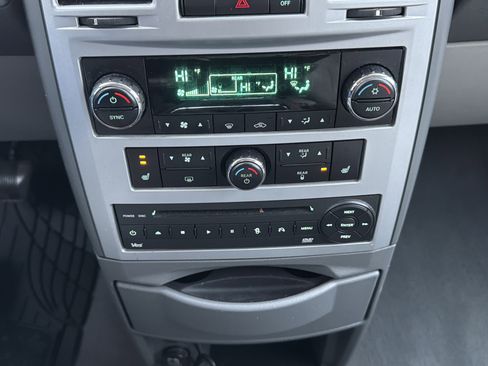 Used 2009 Chrysler Town & Country Limited w/ Entertainment Group #3 image 23