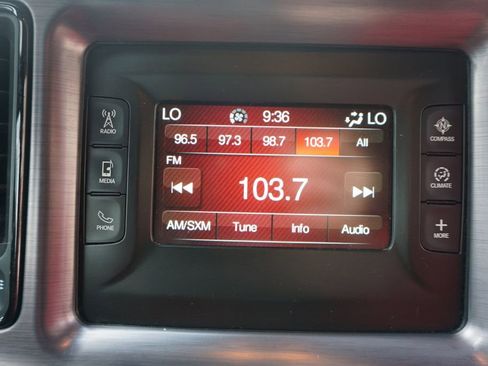 Used 2016 Dodge Challenger SXT image 9