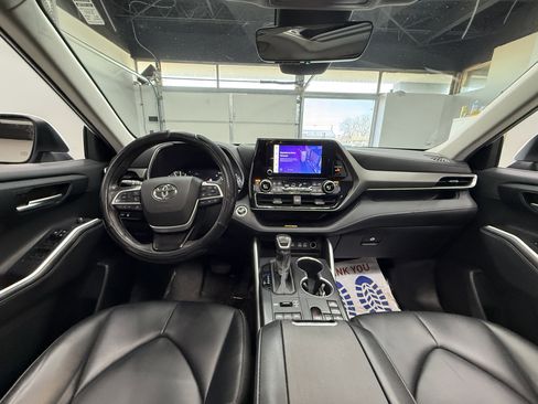 Used 2024 Toyota Highlander XLE image 12