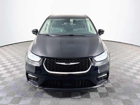 Used 2024 Chrysler Pacifica Touring-L FWD image 2