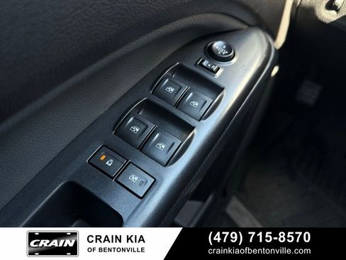 Used 2017 Chevrolet Colorado Z71 w/ Z71 Midnight Edition image 11