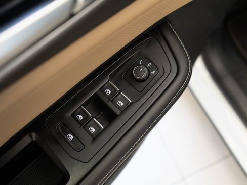 Used 2024 Volkswagen Atlas Cross Sport SE image 13