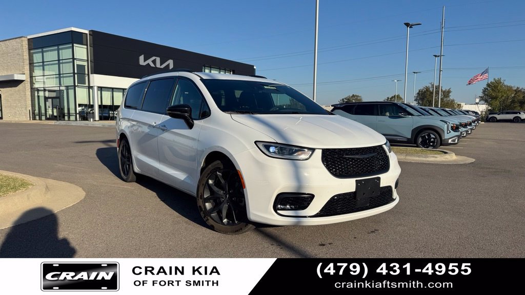Used 2024 Chrysler Pacifica Touring-L w/ S Appearance Package FWD image 1