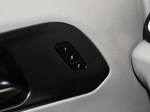 Used 2022 Chrysler Pacifica Touring-L FWD image 34