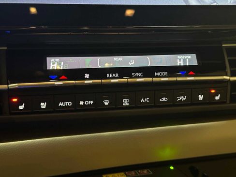 Certified 2025 Toyota Sienna Platinum image 15