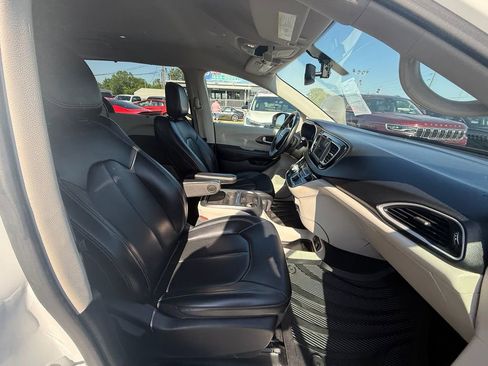 Used 2021 Chrysler Voyager Lxi image 23