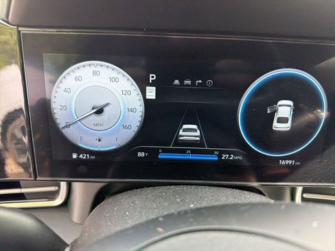 Used 2025 Hyundai Elantra SEL FWD image 2