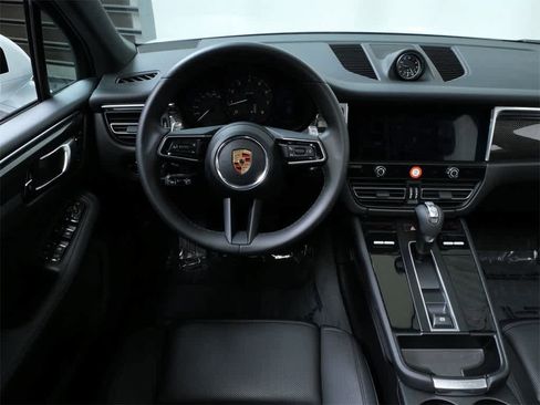 Used 2025 Porsche Macan image 15
