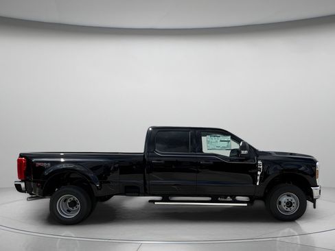 Used 2025 Ford F350 XLT w/ FX4 Off-Road Package image 2