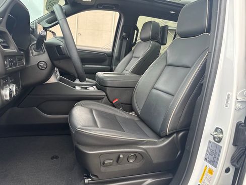 Used 2024 GMC Yukon SLT w/ SLT Premium Package image 17