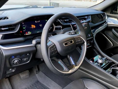 Used 2022 Jeep Grand Cherokee Trailhawk AWD/4WD image 17