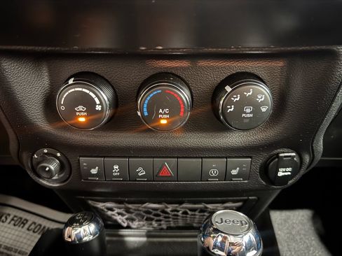 Used 2017 Jeep Wrangler Unlimited Sahara AWD/4WD image 32