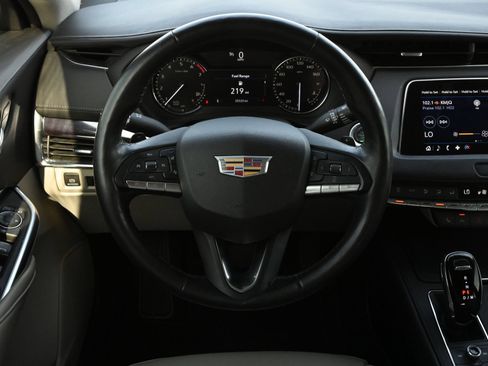 Used 2023 Cadillac XT4 Luxury w/ Cold Weather Package FWD image 11