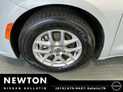 Used 2023 Chrysler Pacifica Touring-L FWD image 44