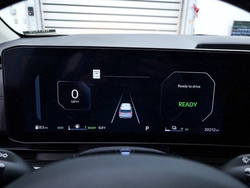 Used 2025 Kia Carnival SX image 32