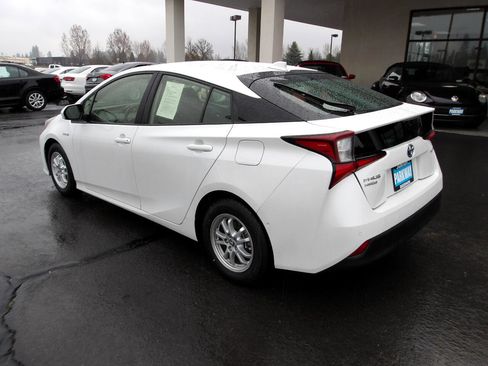 Used 2021 Toyota Prius LE image 3