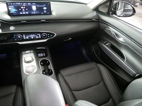 Certified 2022 Genesis GV70 2.5T w/ Select Package image 11