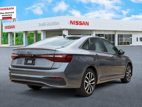 Used 2025 Volkswagen Jetta SE w/ Sunroof Package FWD image 4