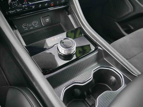 Certified 2025 Jeep Grand Cherokee Altitude AWD/4WD image 26