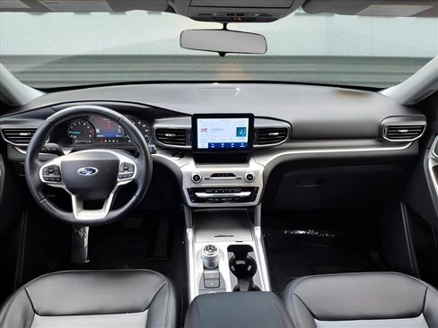 Used 2022 Ford Explorer XLT w/ Equipment Group 202A image 12