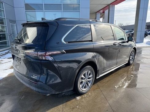 Used 2024 Toyota Sienna XLE image 6
