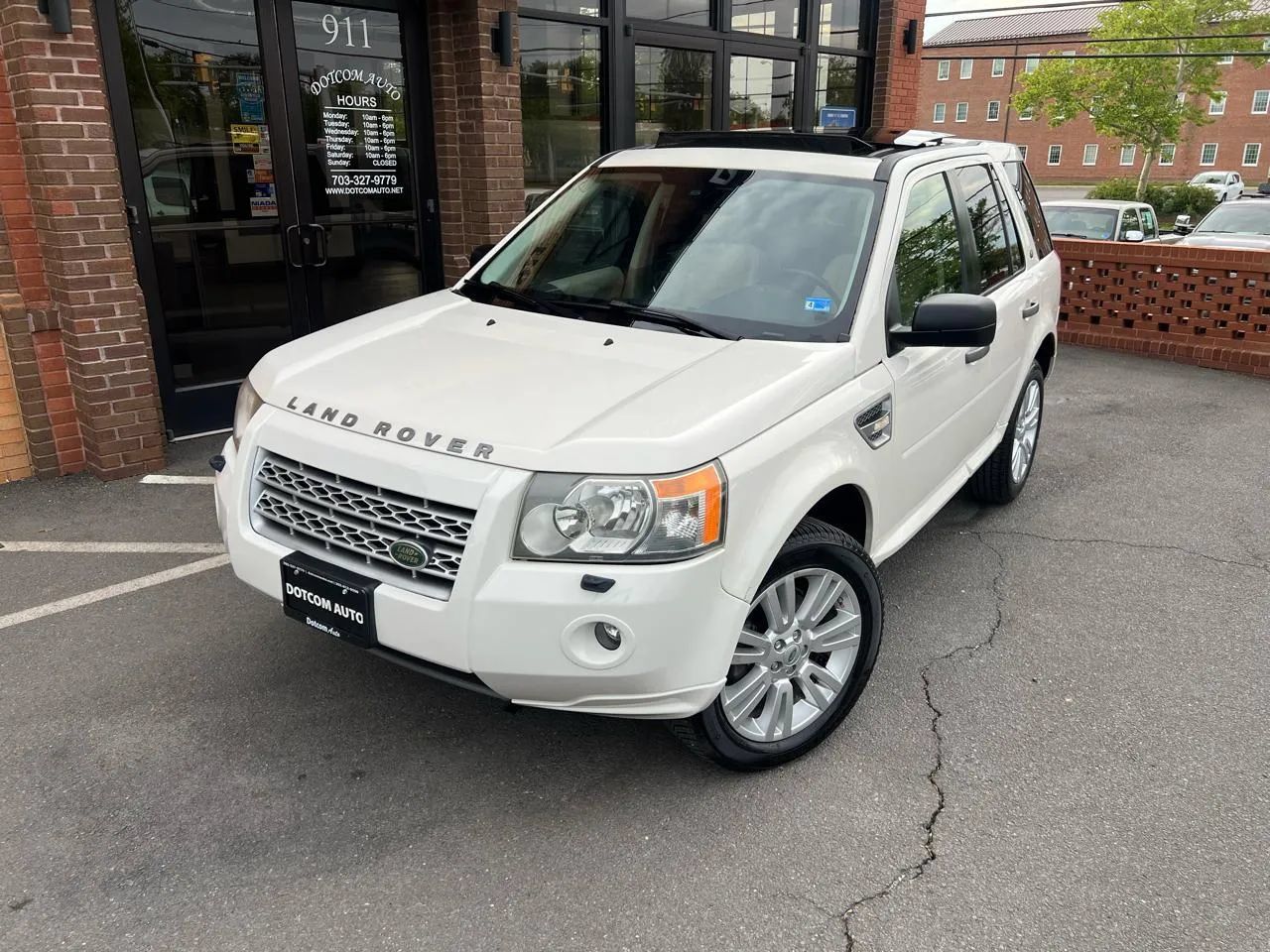 Used 2010 Land Rover LR2 HSE AWD/4WD image 2