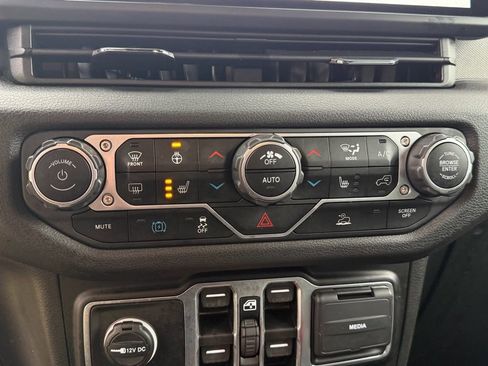Used 2024 Jeep Wrangler Unlimited w/ Convenience Group AWD/4WD image 25