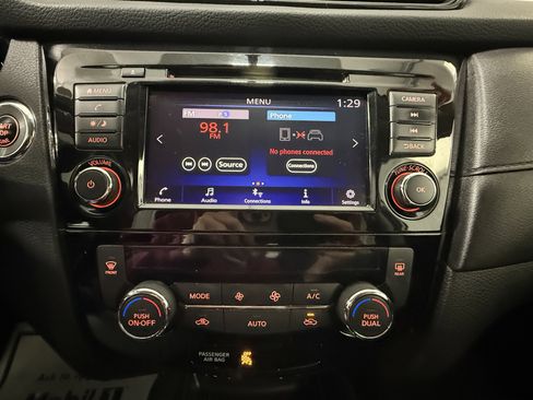 Used 2018 Nissan Rogue SV image 31